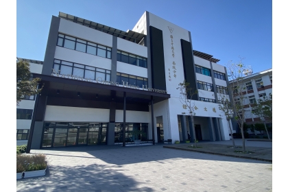 建築外觀強調質樸與周邊和諧性
