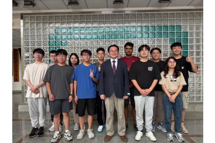 中興大學材料系宋振銘教授（中）研究團隊榮獲「未來科技獎」。