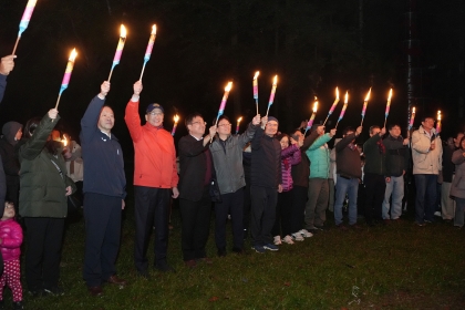 NCHU President Fuh-Jyh Jan (4th from left) and Alumni Association Chairperson Chia-Yu Chung  (3rd from left), along with others, jointly lit the Tree of Hope.