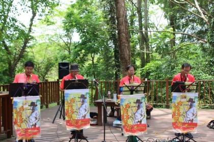 退休校長高斌領（右起）、黃振恭、陳東陽、張明輝組成薩克斯風樂團在新化林場演出。（記者黃文記攝）