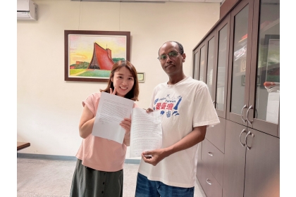 門敏納(右)與協助行政流程的食生系友會彭貞華秘書合影留念