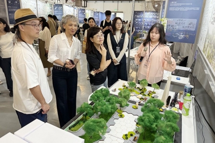 台北市副市長林奕華(左三)仔細聆聽學生解說並提問互動。 景觀學會/提供