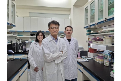 國立中興大學組織工程與再生醫學博士學位學程劉烱輝教授(中)帶領研究團隊,成功研發出新穎的「人類伽瑪-德爾塔(γδ) T細胞體外培養技術」受到生醫產業矚目。圖/謝易晏