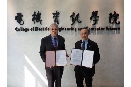 2026年9月, 興大電機資訊學院院長蔡清池講座教授(左一)與玉山學者杜武青教授(左二)展示與UCSD簽署之學術交流合作協議(MOU)及3+2學碩雙聯學位合作協議,深化兩校國際學術與人才培育合作。