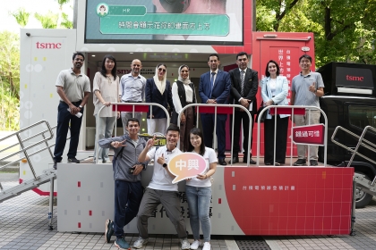 阿曼德國科技大學參訪團10月14日參訪台積電在興大擺設的攬才攤位