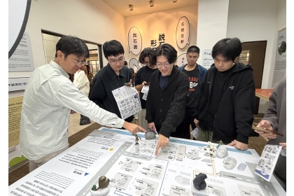 圖書館范耀中副館長與同學熱烈討論校園石碑的位置