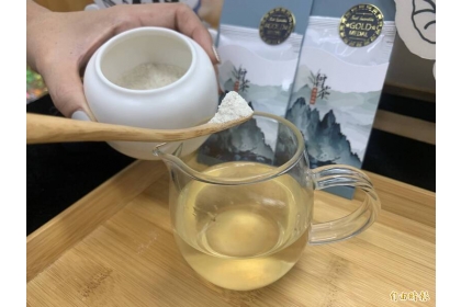 興大應用普洱茶與燴茶製成漱口水及漱口水粉。（記者蔡淑媛攝）