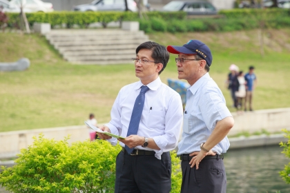 2014年8月時任興大校長李德財院士（右）與EMBA校友會楊連發理事長（左）共同巡視康堤。