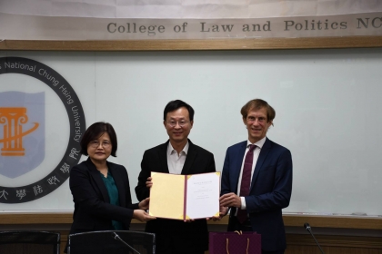 工學院楊明德院長（中）見證薩爾大學與中興大學AI法研究雙邊合作MoU 