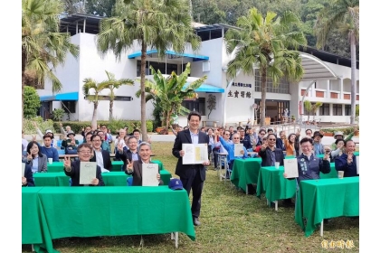 走過1世紀的歲月，中興大學新化林場百年傳承專書發表。（記者吳俊鋒攝）