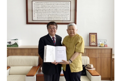 中央研究院周昌弘院士（右）贈書中興大學由詹富智校長代表接受