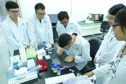 學生至正瀚實驗室體驗（圖/正瀚生技提供）