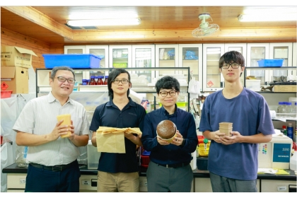 中興大學森林系研究團隊利用香蕉假莖短纖維製成建築材料BPU及正在實驗階段的農產品容器，（左）一陳明德、（左）二羅昱佳、（中）陳奕君、（右）董浩悅。攝影／陳永叡