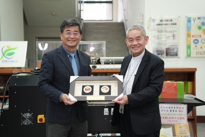 興大農資學院陳志峰院長（左）頒發感謝牌給廖本泉董事長（右）。