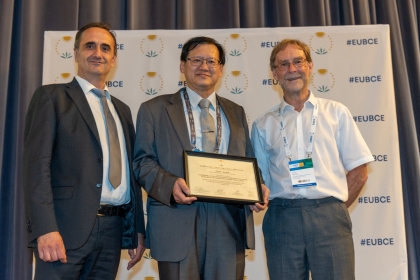 中興大學吳耿東老師（中）榮獲歐洲生質能會議海報論文獎 （照片來源：EUBCE）