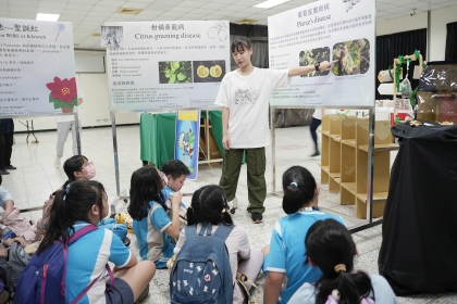 興大「異樹界」植病週展開放團體預約導覽，5月13日和平國小學生特地到場參觀。