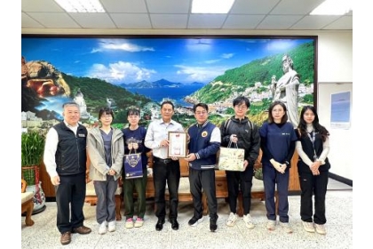 縣長王忠銘頒發感謝狀予中興大學獸醫教學醫院院長王咸棋及其獸醫團隊，以表彰他們對本縣獸醫服務的付出與貢獻。(圖／文：馮紹夫)