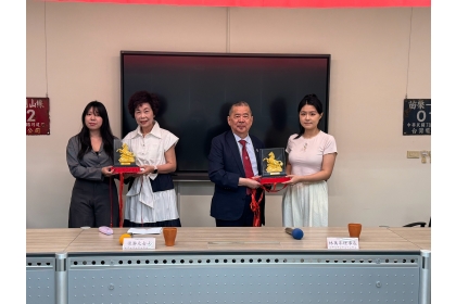 中興大學文學院「瀞元獎助學金頒獎典禮」,獎助學金共同捐助設立者校友總會榮譽理事長林萬年(右2)及傑出榮譽校友梁瀞元女士(左2)加碼贈送獲獎學生特製獎座