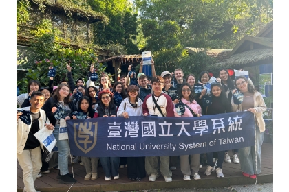 學生展示藍染作品並於活動後合影留念。