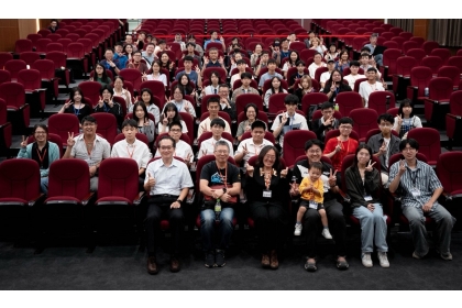 第六屆比較生物力學跨域研究成果交流會與會師生,與四格漫畫競賽頒獎嘉賓陳坤麟主任(前排左一)合影。
