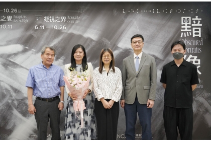 國立臺灣美術館長陳貺怡(右三)、國立中興大學副校長張照勤(右二)、策展人趙欣怡(左二)、參展藝術家廣瀨浩二郎(左一)、參展藝術家牛俊強(右一)於記者會現場合影。