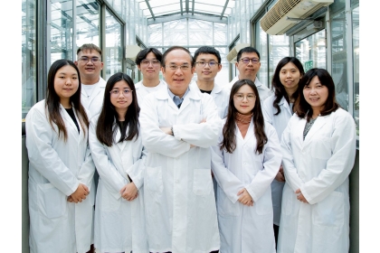 中興大學教授楊長賢(前排中)感謝研究團隊歷年的付出。(中興大學提供)
