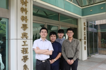 中興大學材料科學與工程學系副教授賴盈至（左1）與研究團隊。