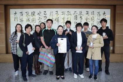 日本國立神戶大學大學教育推進機構余玟欣助理教授（前排右2）率團參訪興大，由興大USR 辦公室執行長鄭菲菲教授（前排中）代表接待。