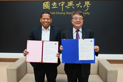 國立中興大學詹富智校長(右)與印尼迪波內戈羅大學校長Dr. Suharnomo (左)代表學校續簽校級合作協議。