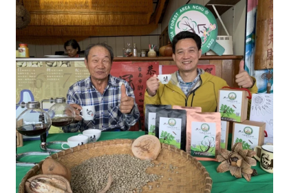 中興大學新化林場場長吳佾鴻（右）與東山老農民陳天財合作，推出「興大76號森林咖啡」，豆源都來自台南東山區。記者吳淑玲／攝影