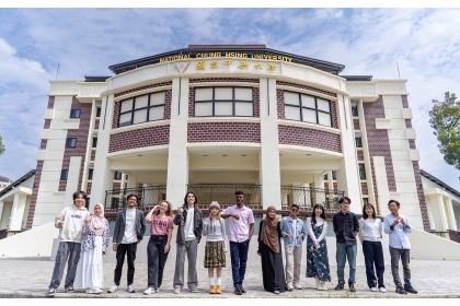 「2026年大學校長辦學績效互評調查」頒獎典禮,國立中興大學近年在跨域整合、學門轉型與國際交流的卓越表現,排名大幅躍升至全國第8名,獲評為本屆「最強黑馬」。