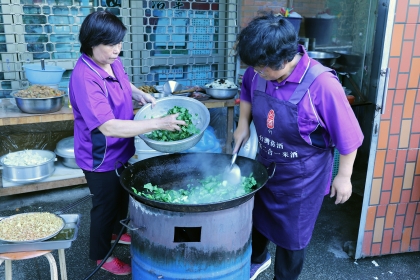 採收下來的蔬果隨即提供西川社區弱勢供餐的愛心媽媽們料理。