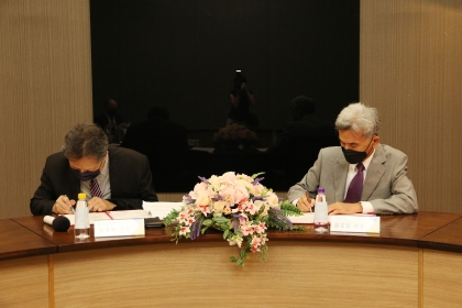 興大校長薛富盛（右）與林試所所長曾彥學代表簽約。
