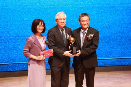 NCHU Professor Ching-Hsuan Lin (right) Honored with TECO Award for Pioneering Green Materials in Industrial Transformation
