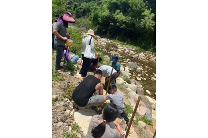 南投縣國姓鄉種瓜溪自然生態體驗活動，參與活動民眾將先驅樹種的種子，種在剛完成復育的緩坡上。（許秋容提供）