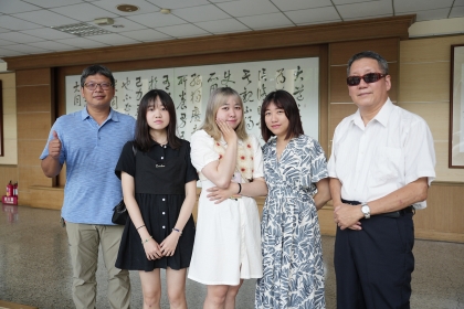 興大文學院吳政憲院長（左1）與譚父（右1）及譚家三姊妹合影。