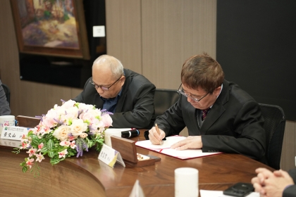 興大校長詹富智（右）、科博館館長黃文山（左）代表簽約