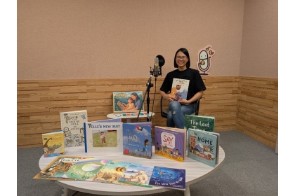 教育廣播電臺與興大攜手推出全新雙語廣播節目《小小地球人》，由興大圖書館館長暨圖資所宋慧筠特聘教授主持。