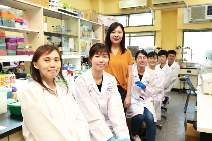 興大洪慧芝教授（左3）研究團隊以粒線體代謝為標靶，開發癌症新療法登國際期刊