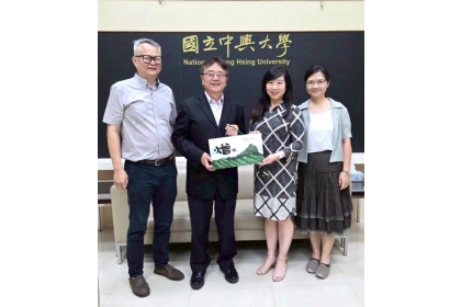 左起為生科中心侯明宏主任、詹富智校長、UC Davis 陳欣主任及劉浩屏組長於座談會後合影，討論兩校國際合作與交流事宜。