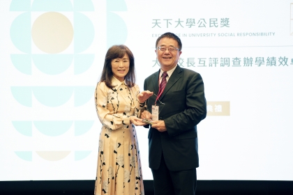 興大詹富智校長(右)與成功大學蘇慧貞前校長(左)合影。