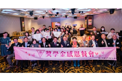 貴賓與同學們大合照。