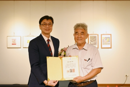 張照勤副校長（左）頒發感謝狀給知名收藏家郭双富先生（右）