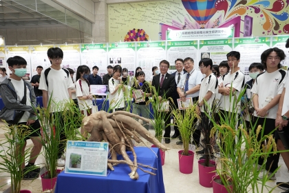 興大高教深耕成果展邀請興大附中學生觀展,探索前瞻科技與研究應用