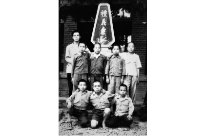 黃鴻章（前排右）於桃園縣竹圍國小五年級（1950年），同學都打赤腳上學，只有一位(前排左)穿球鞋。黃鴻章也是竹圍第一位博士畢業生。