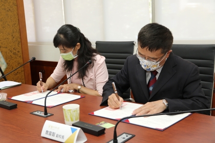 簽約儀式由興大副校長詹富智（右）、新竹林管處處長夏榮生（左）代表簽約。