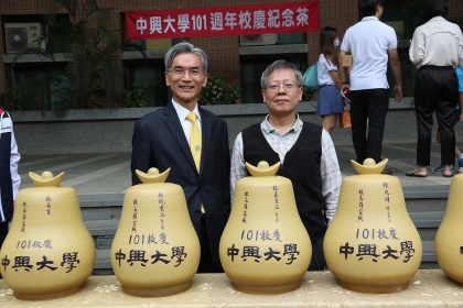 興大生物科技學研究所曾志正（右）教授投入茶葉研發18年，與興大校長薛富盛合影。