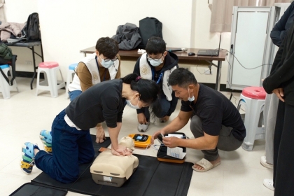 教導綠島居民基本救命術(BLS)及自動體外心臟電擊去顫器(AED)操作。童綜合醫院／提供