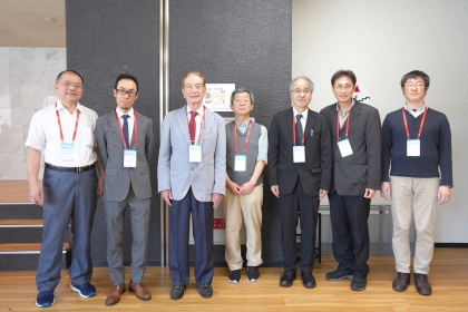 左起劉柏良教授(中興精密所)、深澤正彰教授(日本大阪大學)、西爾瓦諾 多納蒂教授(臺灣科技大學)、石村直之教授(日本中央大學)、熊之鄉直人教授(日本工學院大學)、管希聖教授(臺大物理系)及藤原宏志教授(日本京都大學)