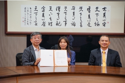111年興大生物科技發展中心與日本RIKEN簽定IPA合約書，並邀請國際長與副國際長一同合影，開創雙方更密切之交流。